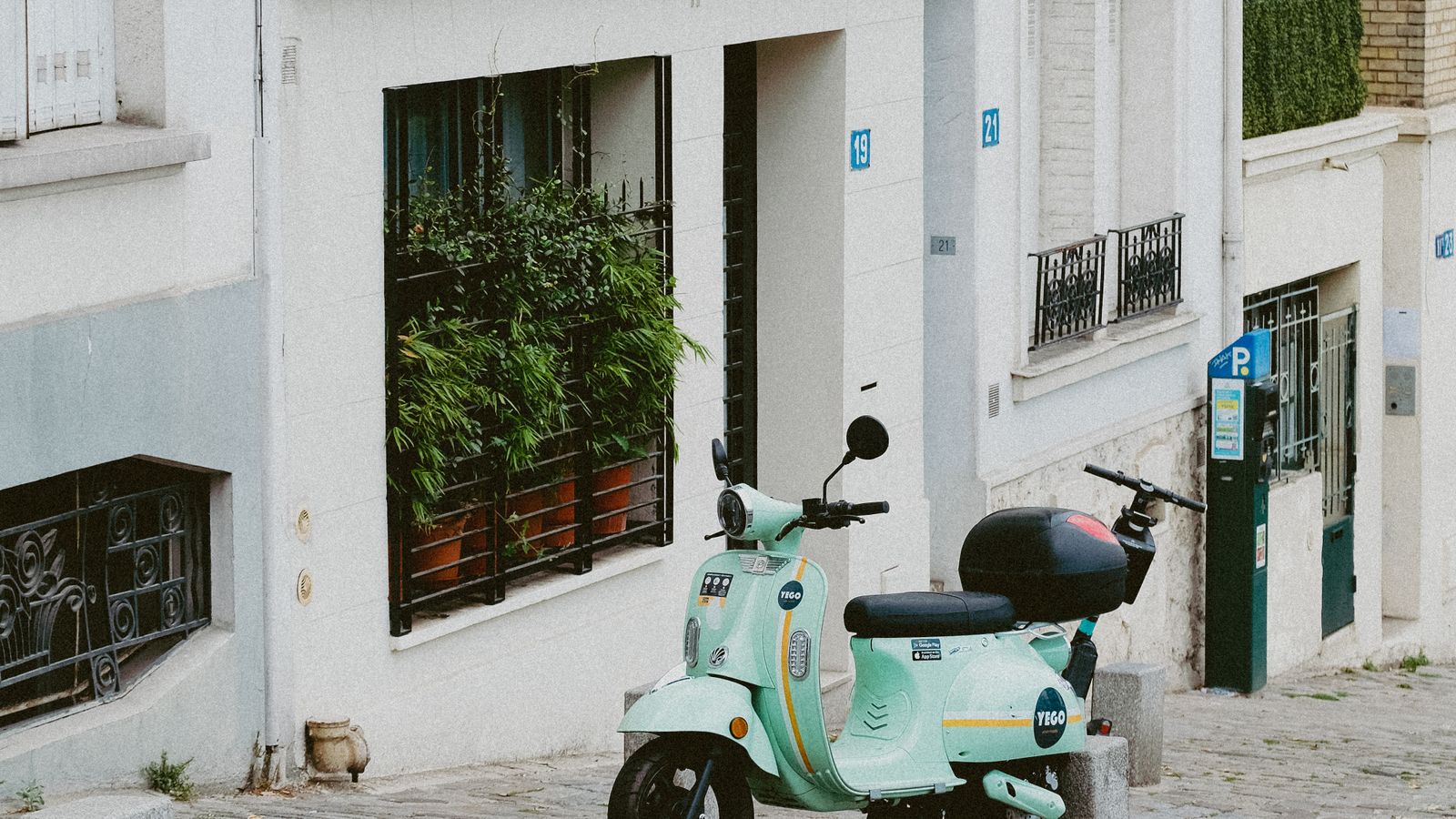 Nhớt Nils đến từ Ý: chọn Scooter hay Race cho xe