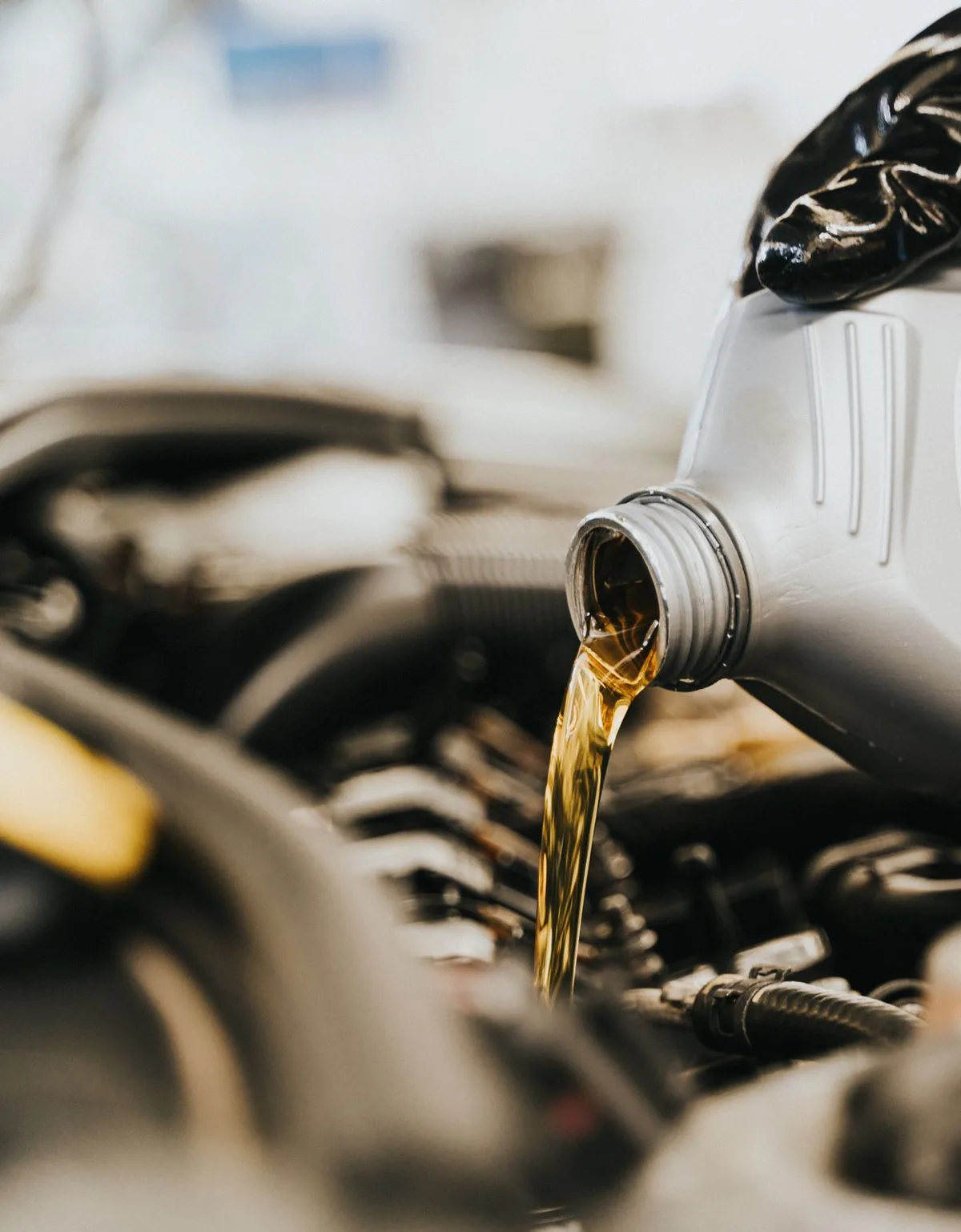 Rót dầu nhớt màu hổ phách vào động cơ