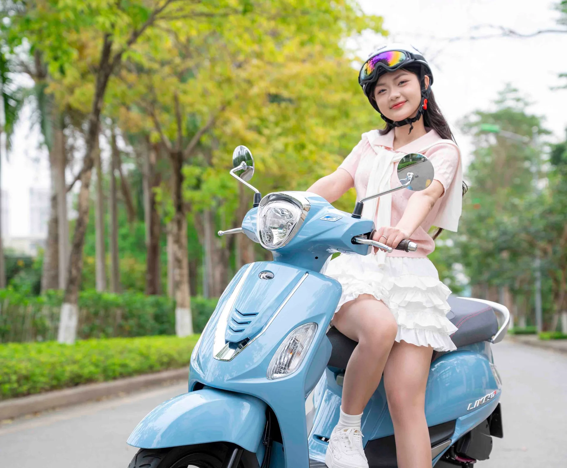 Xe tay ga chạy phố hằng ngày dưới hàng cây